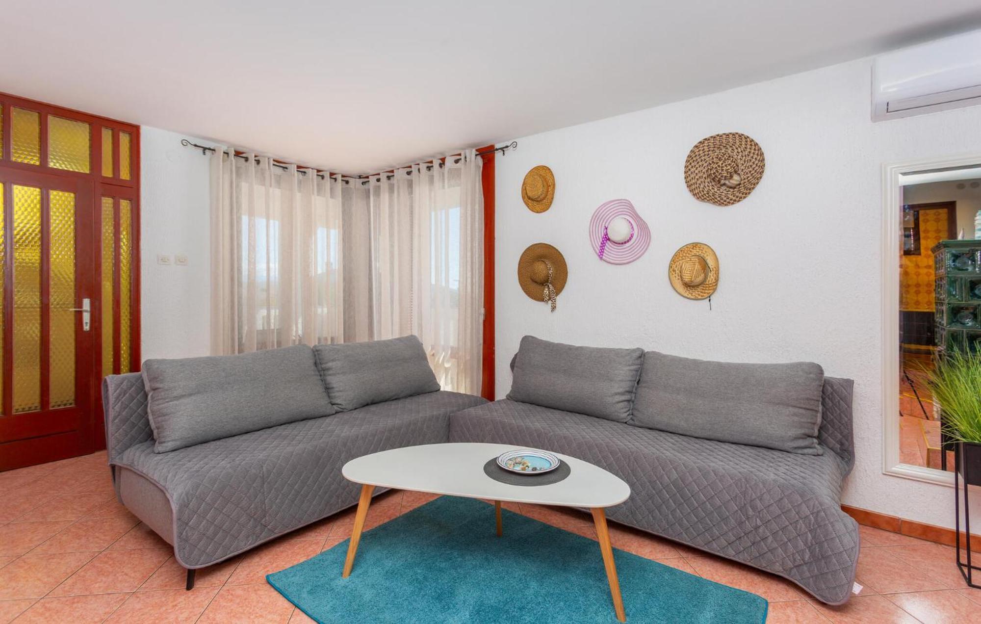 קרק 3 Bedroom Stunning Apartment In Krk מראה חיצוני תמונה