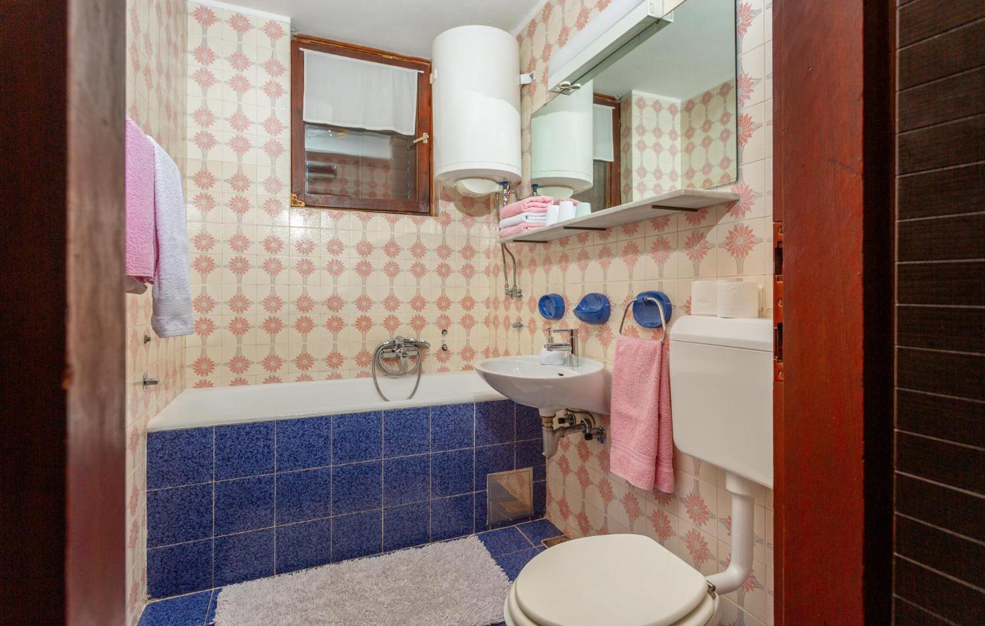 קרק 3 Bedroom Stunning Apartment In Krk מראה חיצוני תמונה