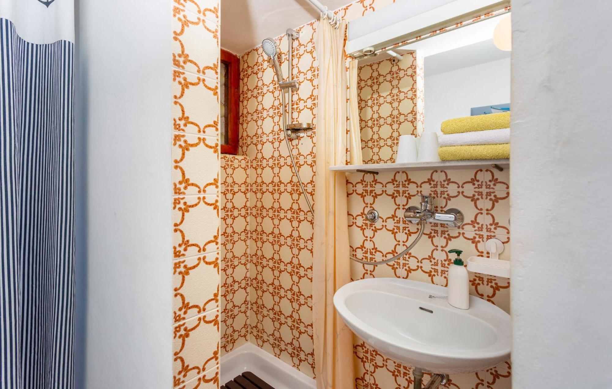 קרק 3 Bedroom Stunning Apartment In Krk מראה חיצוני תמונה